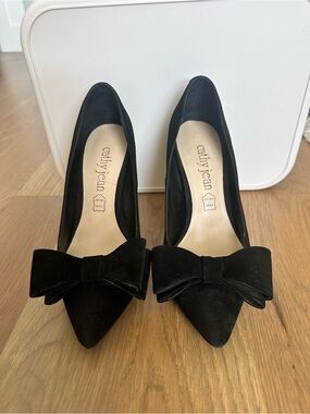 Cathy Jean Black Suede Pointed-Toe Bow Pumps